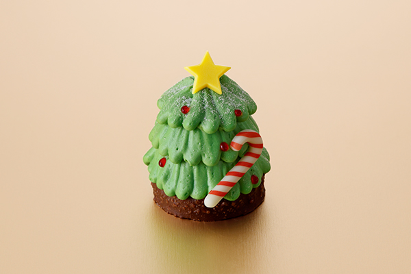 きらめく星のハッピーツリー［ピスタチオクリームとベリーのケーキ］