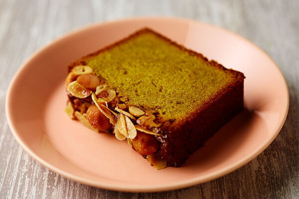 今どきピスタチオとナッツづくしのケーク