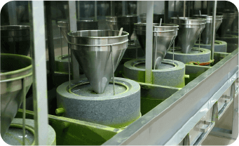 てまひまかける「石臼碾き」